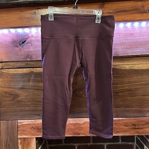 Lululemon women’s size 10, maroon capri reveal tights.